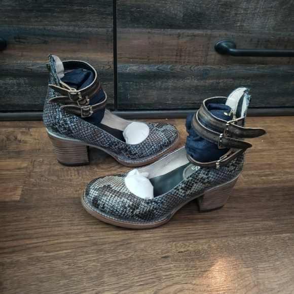 Freebird by Steven Randi blue multi snake NWT sz 7 - Picture 3 of 9